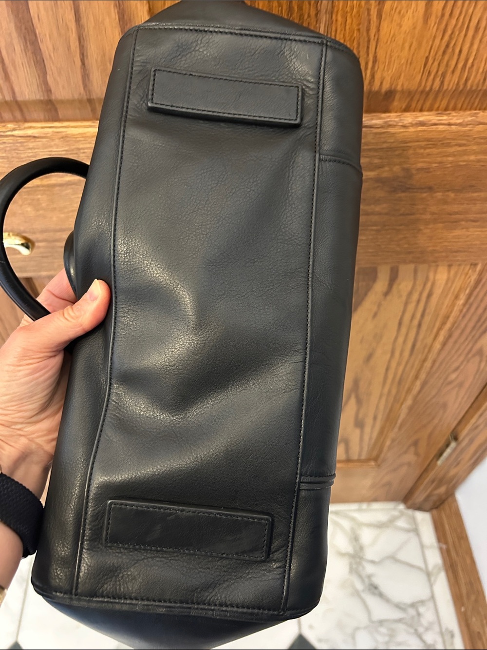 Calvin Klein Black Leather Shoulder Bag with Gold-Tone Accent image 5
